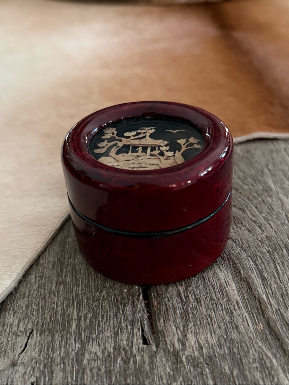 Vintage Small Handcrafted Red Lacquer Decorative Trinket Box with Asian Landscap - Picture 2 of 8